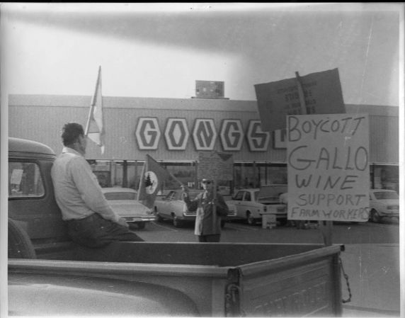 (3690) Gallo Boycott, grocery store pickett (3690) Gallo Boycott, grocery store pickett